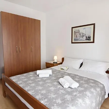 Apartment Fuer Paare Mit Gemeinschaftspool In Valica