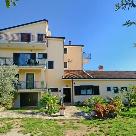 Apartment Fuer Paare Mit Gemeinschaftspool In Valica Umag